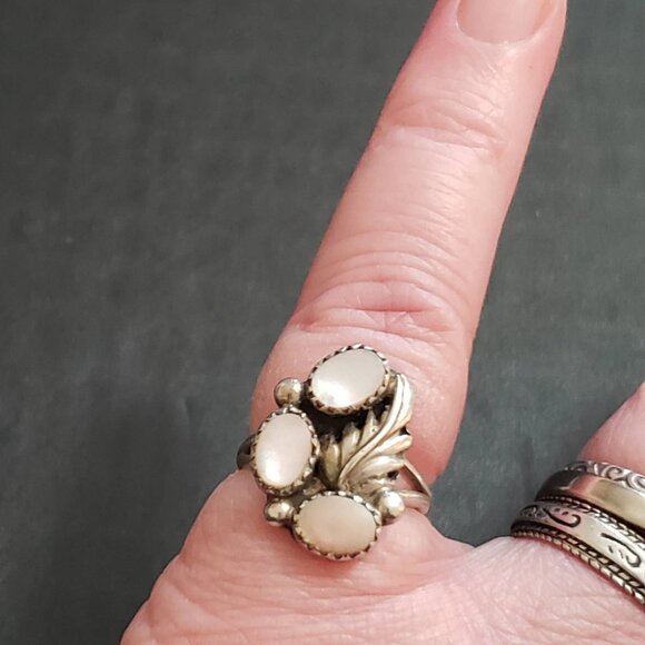 Navajo 3 stone Mother of Pearl 925 ring sz 5.75   (NAR 1428) - Picture 3 of 5